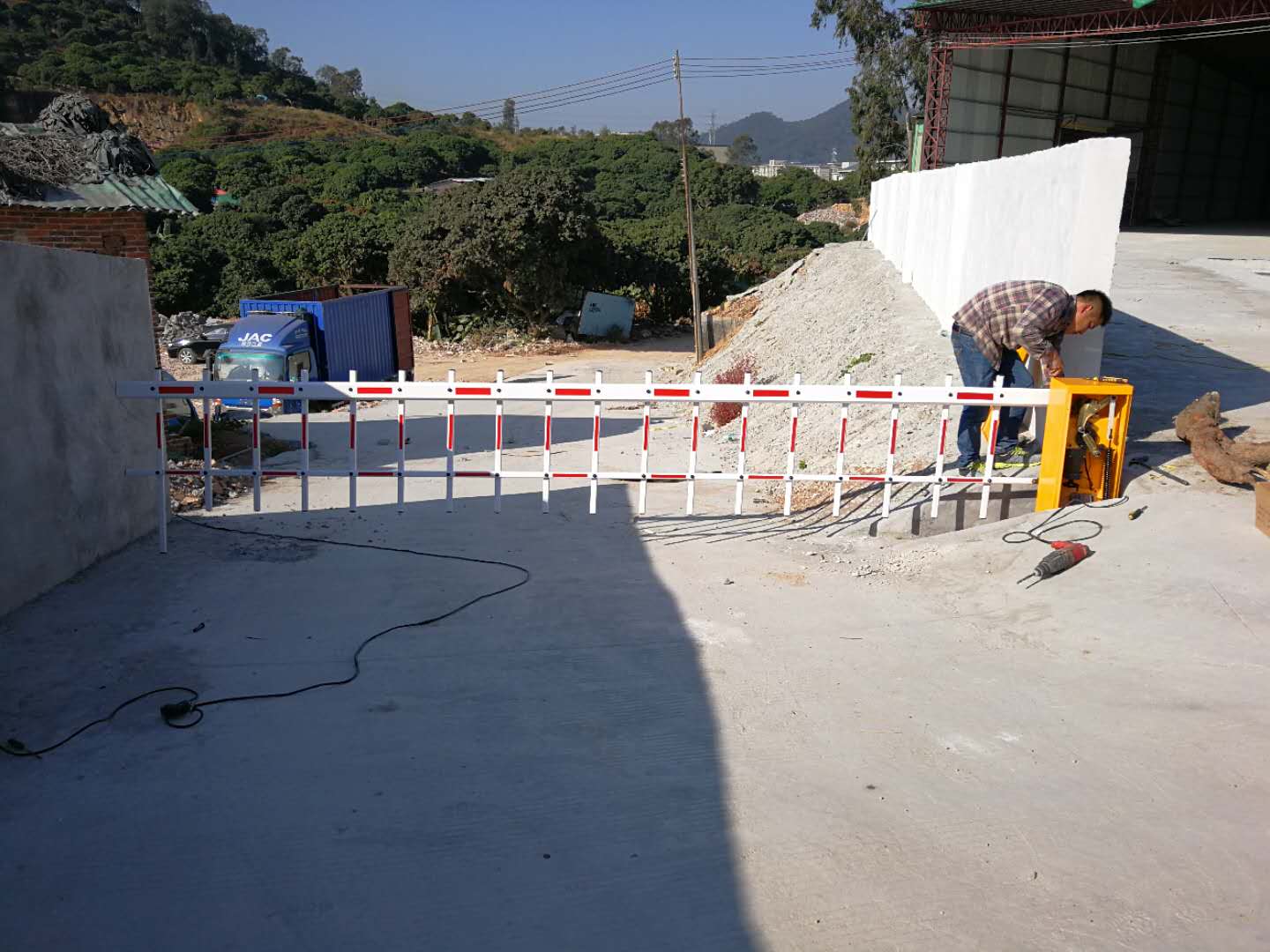 惠州寶潤膩?zhàn)臃凵a(chǎn)公司智能道閘案例